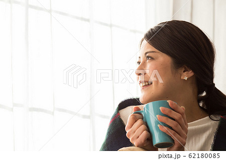 コーヒーを飲む女性 62180085