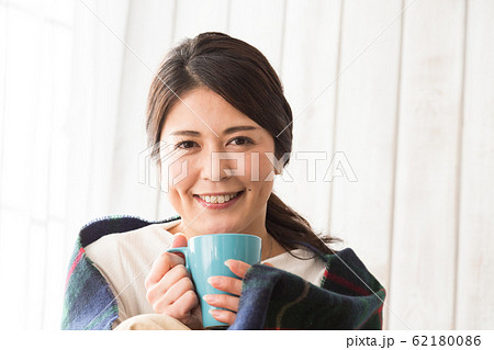 コーヒーを飲む女性 62180086