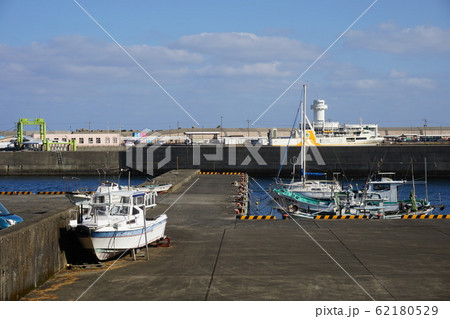 屋久島　宮之浦港　漁船と高速船ターミナル 62180529