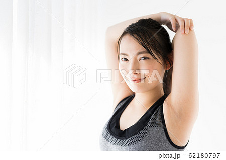 若い女性(フィットネス、白バック、エクササイズ、ストレッチ 若い女性(フィットネス、白バック、エクササイズ、ストレッチ 62180797