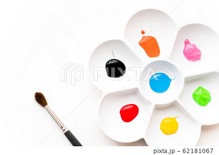 水彩絵具 パレット 白背景の写真素材 水彩絵具 パレット 白背景の写真素材