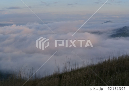 明神山から山中湖を覆う雲海 明神山から山中湖を覆う雲海 62181395