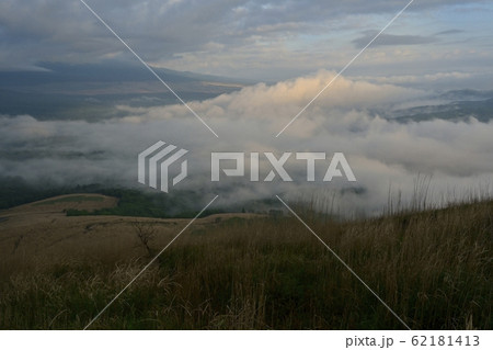 明神山から山中湖を覆う雲海 62181413