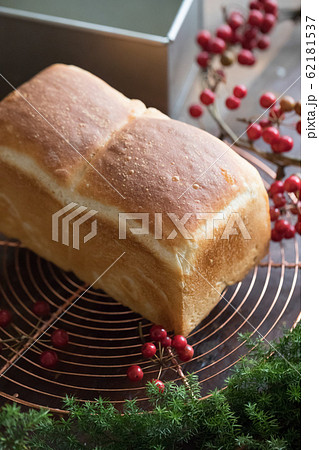 焼きたての角パン 62181537