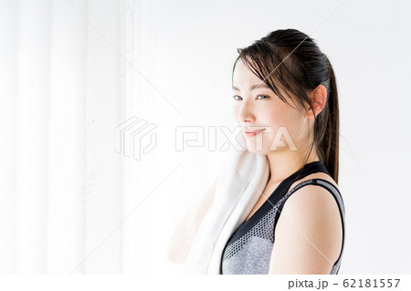 若い女性（フィットネス、白バック、エクササイズ、タオル 62181557