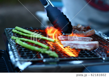 キャンプの食事 62181602