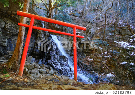 2月 富士河口湖町177氷結した父の白滝・河口浅間神社 2月 富士河口湖町177氷結した父の白滝・河口浅間神社 62182798
