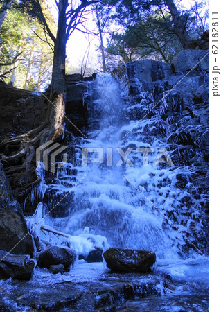 2月　富士河口湖町164氷結した母の白滝･河口浅間神社 62182811
