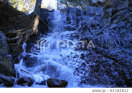2月　富士河口湖町163氷結した母の白滝･河口浅間神社 62182812