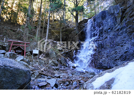 2月 富士河口湖町157氷結した母の白滝と母の白滝神社・河口浅間神社 2月 富士河口湖町157氷結した母の白滝と母の白滝神社・河口浅間神社 62182819
