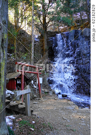 2月　富士河口湖町147氷結した母の白滝と母の白滝神社･河口浅間神社 62182829