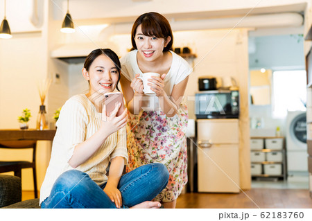 女性　若い女性　かわいい　ライフスタイル　カジュアル 62183760