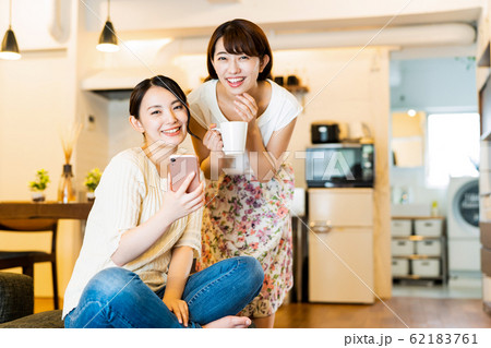 女性　若い女性　かわいい　ライフスタイル　カジュアル 62183761