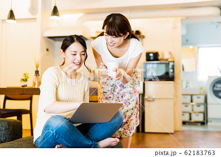 女性　若い女性　かわいい　ライフスタイル　カジュアル 62183763