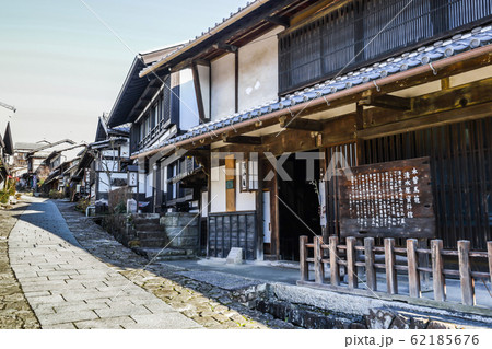 馬籠宿石畳の坂道を見る町並み 62185676