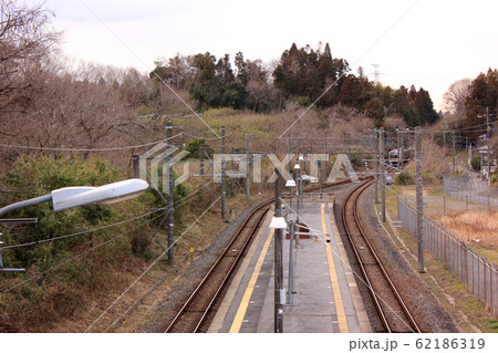 総武本線南酒々井駅から遠ざかる千葉行上り電車 62186319