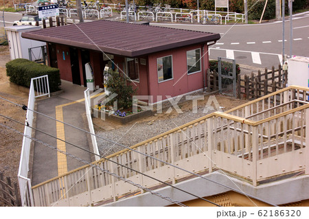 跨線橋から見た総武本線南酒々井駅の駅舎 62186320