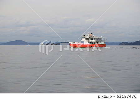 多度津港から高見島に向かう定期船「新なぎさ２」の写真素材 [62187476] - PIXTA