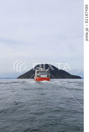 多度津港から高見島に向かう定期船「新なぎさ2」 多度津港から高見島に向かう定期船「新なぎさ2」 62187486