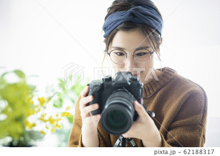 女性カメラマン　 62188317