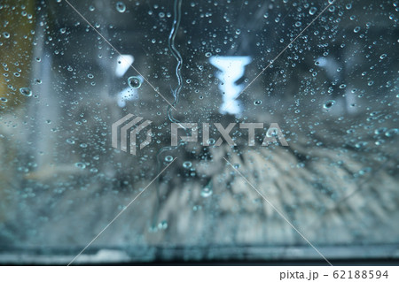 洗車の回転ブラシと流れる水滴の写真素材