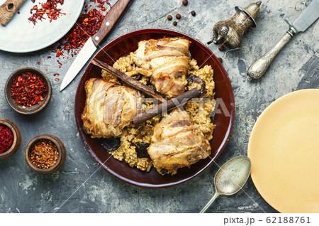 Stewed chicken thighs and porridge 62188761