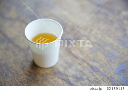 紙コップのお茶 紙コップのお茶 62189113