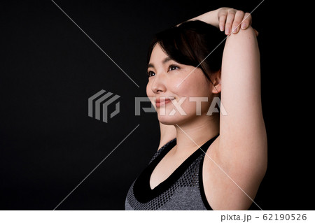 若い女性(フィットネス、黒バック、エクササイズ、ストレッチ 若い女性(フィットネス、黒バック、エクササイズ、ストレッチ 62190526