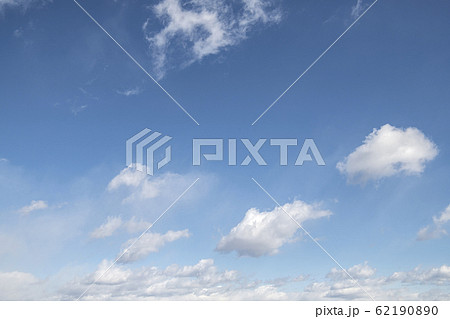 青空を流れる雲 62190890