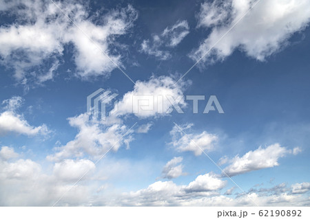 青空を流れる雲 62190892