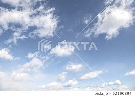 青空を流れる雲 62190894