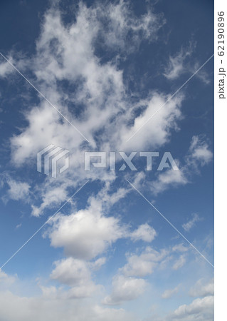 青空を流れる雲 62190896