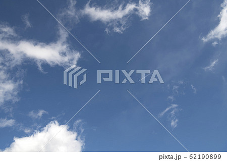 青空を流れる雲と飛行機雲 62190899