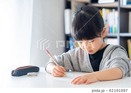 女の子_勉強 62191097