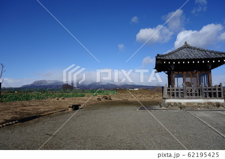 山上の多重塔から赤城山を望む 62195425
