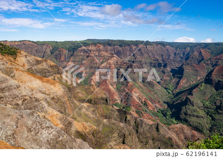 ワイメアキャニオンの岩肌と峡谷の眺め　ハワイ・カウアイ島 62196141