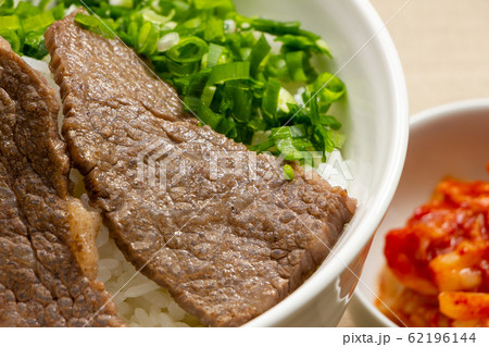 カルビ焼肉丼(国産牛肉・上カルビ使用)のアップ。写真奥には白菜キムチ。 カルビ焼肉丼(国産牛肉・上カルビ使用)のアップ。写真奥には白菜キムチ。 62196144