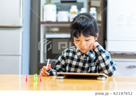 女の子_タブレット_勉強 62197652