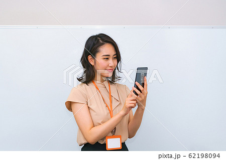 5Gスマホのデモをする女性の説明員 展示会のビジネスイメージ 女性 スマホ ライフスタイル ビジネス 5Gスマホのデモをする女性の説明員 展示会のビジネスイメージ 女性 スマホ ライフスタイル ビジネス 62198094