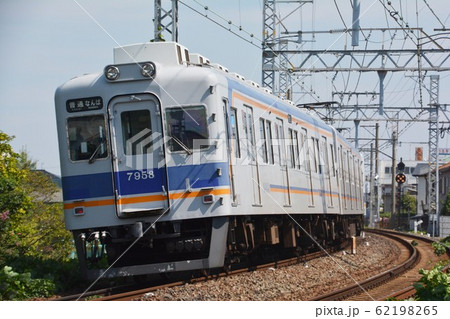 なんばへ向けて快走する南海電気鉄道7100系 なんばへ向けて快走する南海電気鉄道7100系 62198265