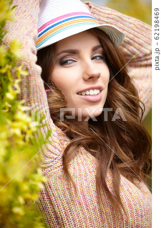 Pretty spring woman in the gardenの写真素材 [62198469] - PIXTA