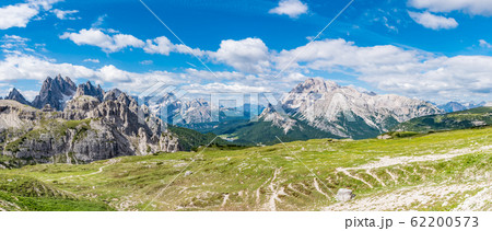 ドロミテのパノラマ風景  カディーニディミズリーナ、クリスタッロ、ミズリーナ湖、ソラピス ドロミテのパノラマ風景  カディーニディミズリーナ、クリスタッロ、ミズリーナ湖、ソラピス 62200573
