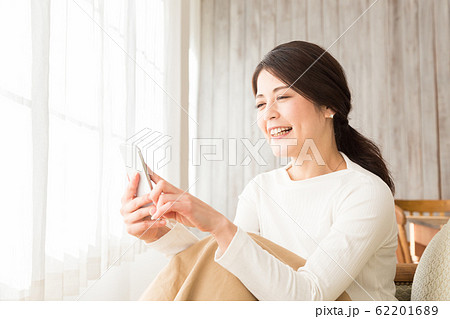 スマホを操作する女性 スマホを操作する女性 62201689