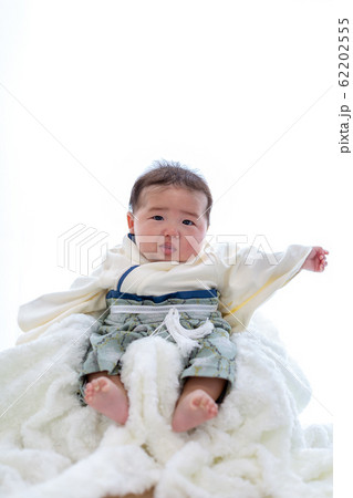 袴を着た生後4ヵ月の赤ちゃん　お座り 62202555