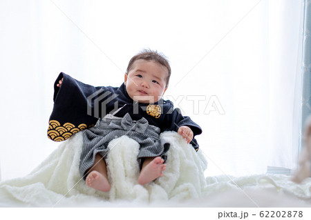 袴を着た生後4ヵ月の赤ちゃん お座りの写真素材