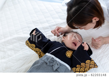 袴を着た生後4ヵ月の赤ちゃんと母親 袴を着た生後4ヵ月の赤ちゃんと母親 62203148