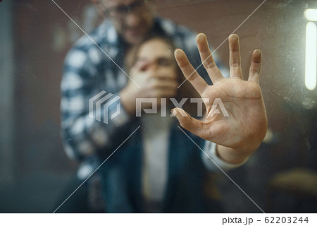 Maniac kidnapper smothers his doomed hostage 62203244