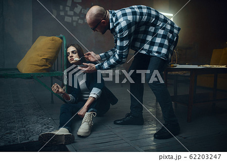 Maniac kidnapper feeds his handcuffed victim 62203247