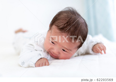 生後4ヵ月の赤ちゃん うつ伏せの写真素材
