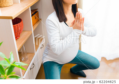 スクワットをする妊婦 筋トレ ヨガ スクワットポーズの写真素材